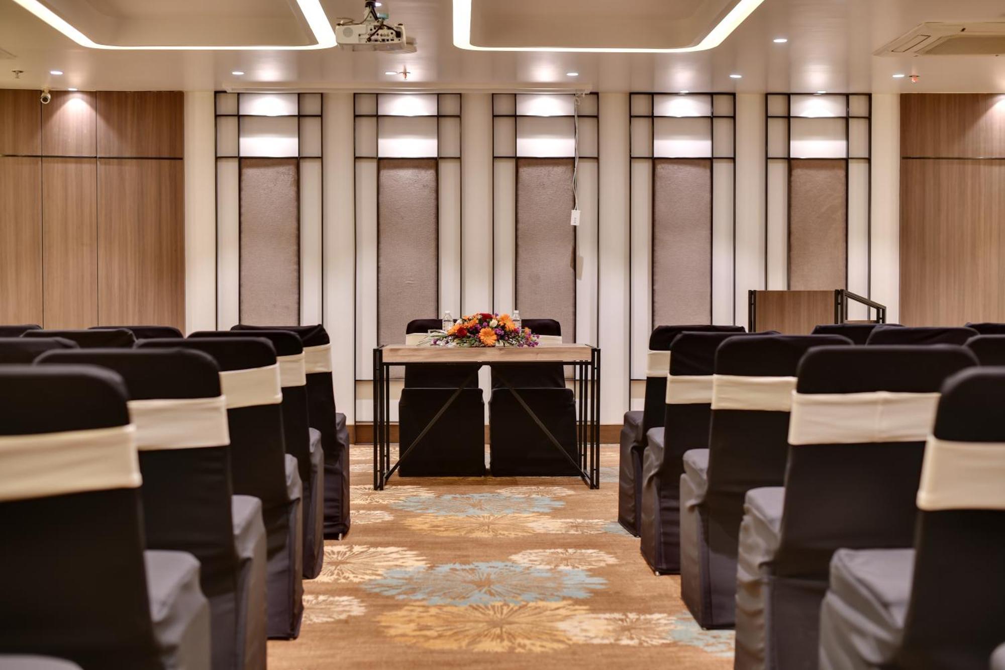 Click Hotels Andheri Midc Мумбаи Экстерьер фото