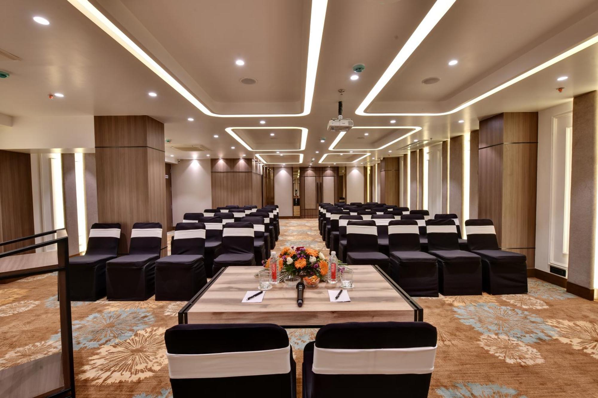 Click Hotels Andheri Midc Мумбаи Экстерьер фото
